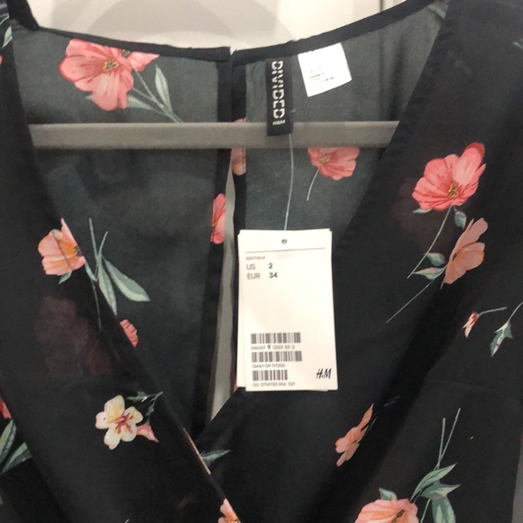 Ruffle arm romper - Picture 2 of 2